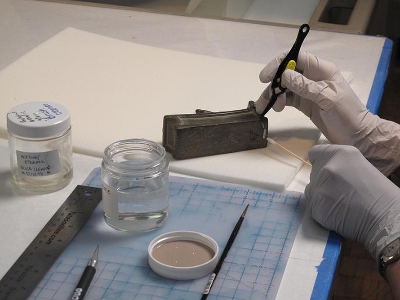 Numbering of an Egyptian shawabty on a bier