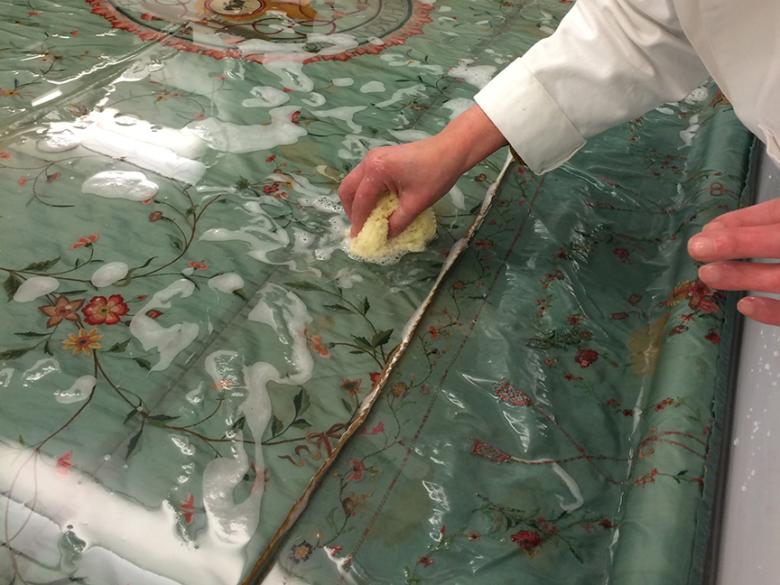 Wet cleaning of a textile object