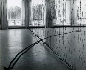 A cord crosses the floor of the "5+1" gallery and ends in a coil.