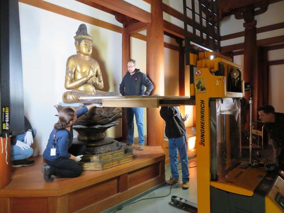 Deinstallation of the Dainichi sculpture from the Temple Room